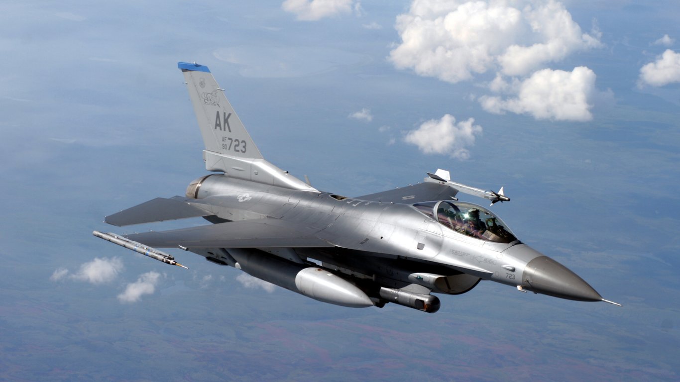 Україна могла отримати F-16 з ракетами ще рік тому, — експерт