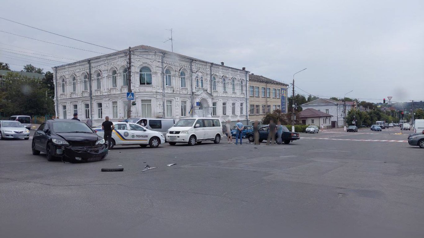 На Київщині сталася потрійна ДТП: повідомляється про потерпілих
