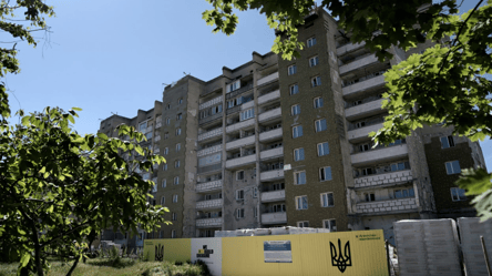 Восстановление дома в Сергеевке после попадания российской ракеты продолжается — на каком этапе - 290x166