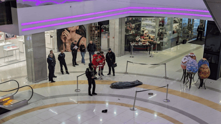 У Києві чоловік впав з 5-го поверху ТРЦ "Гулівер": він загинув - 290x166