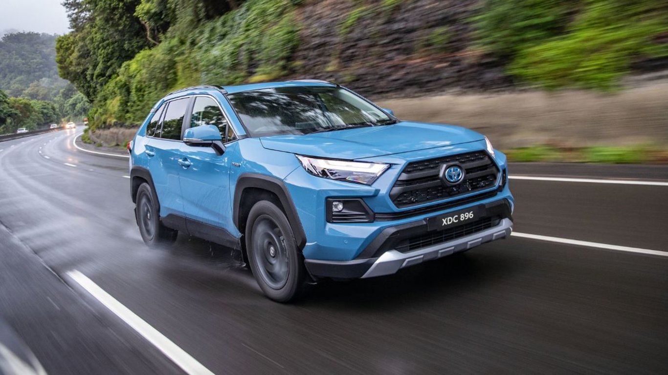 Toyota відкликає понад 2 млн автомобілів моделі RAV4, — причини