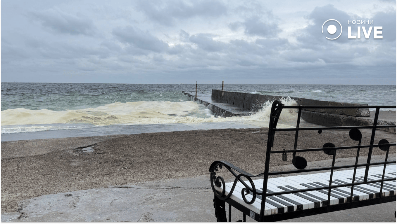 В Одесі у морі виявили плями олії