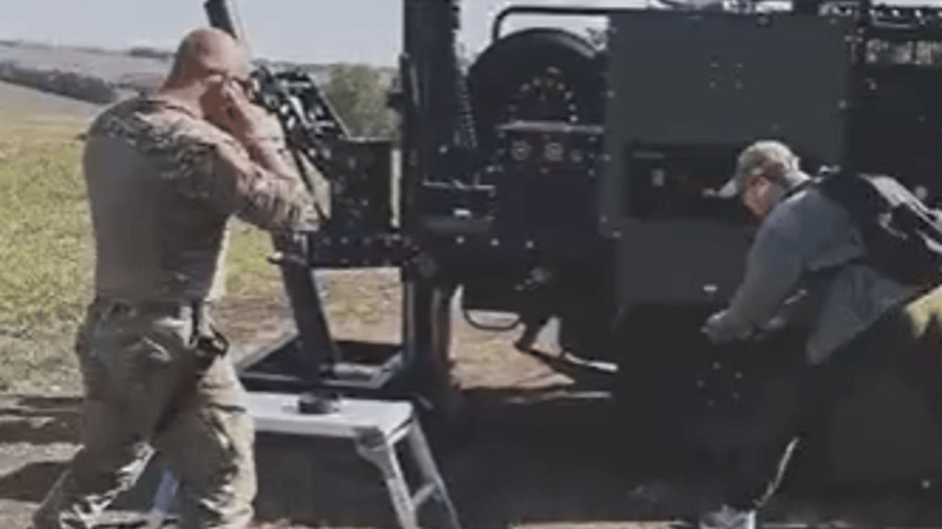 Бойцы ВСУ овладевают американским минометом Scorpion