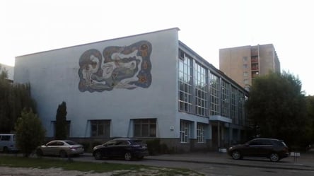 В киевском спорткомплексе бассейн покрылся льдом из-за обстрелов РФ - 285x160