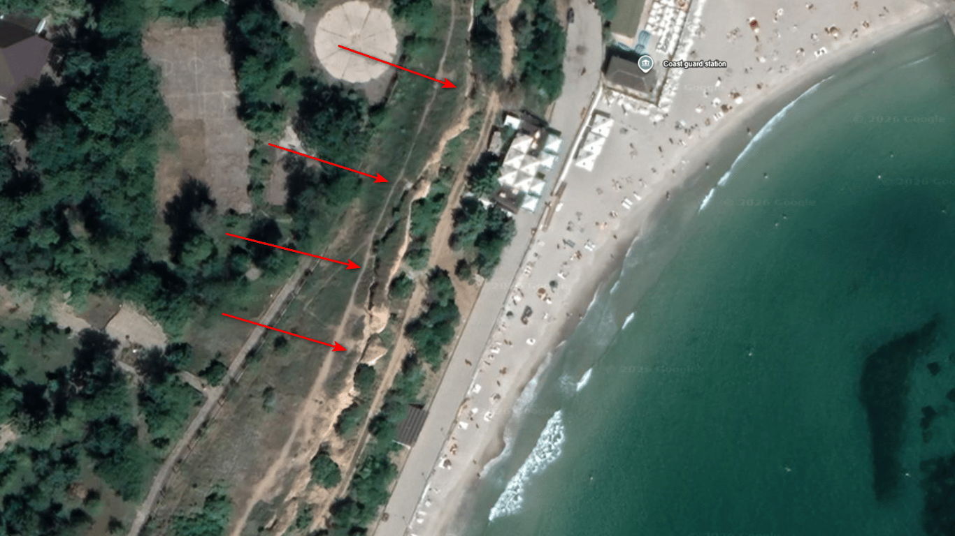 Видно з космосу: в Одесі стався зсув ґрунту на узбережжі - фото 1