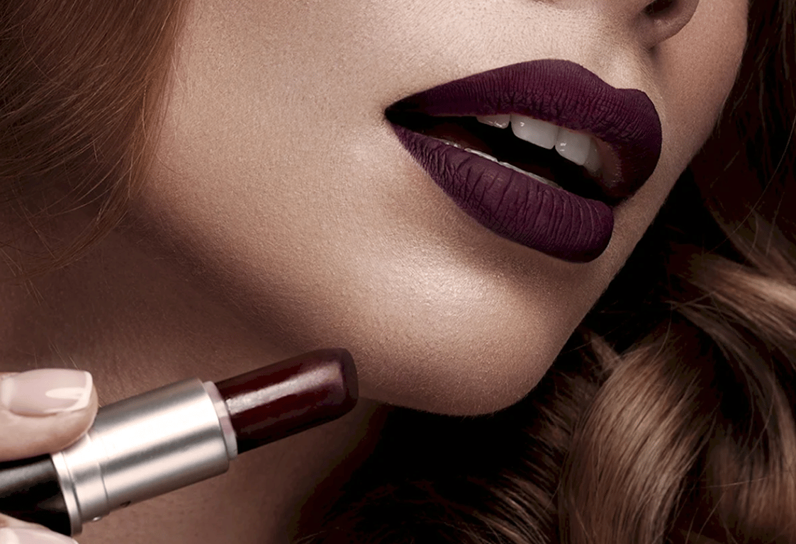 Темный оттенок помады на губах