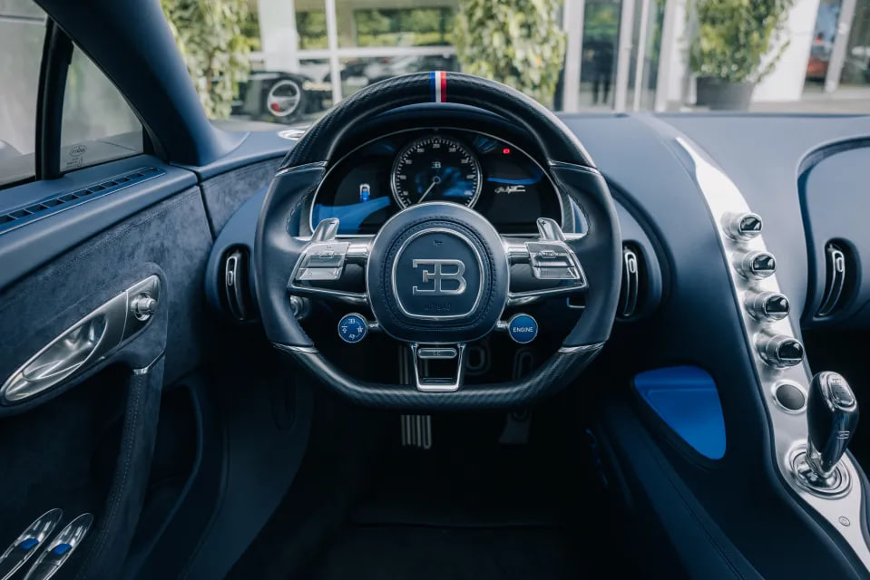 Один з 20 раритетних спорткарів Bugatti виставили на аукціон за ціною літака - фото 1