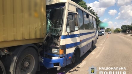 Водієві стало зле — в аварії в Одесі постраждало 13 людей - 290x166
