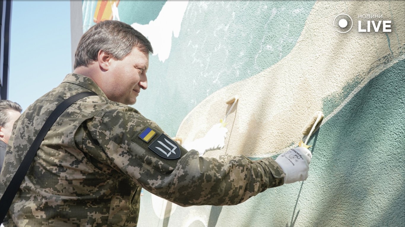 Мурал Мудрый властвует над звездами появился в Киеве — фоторепортаж