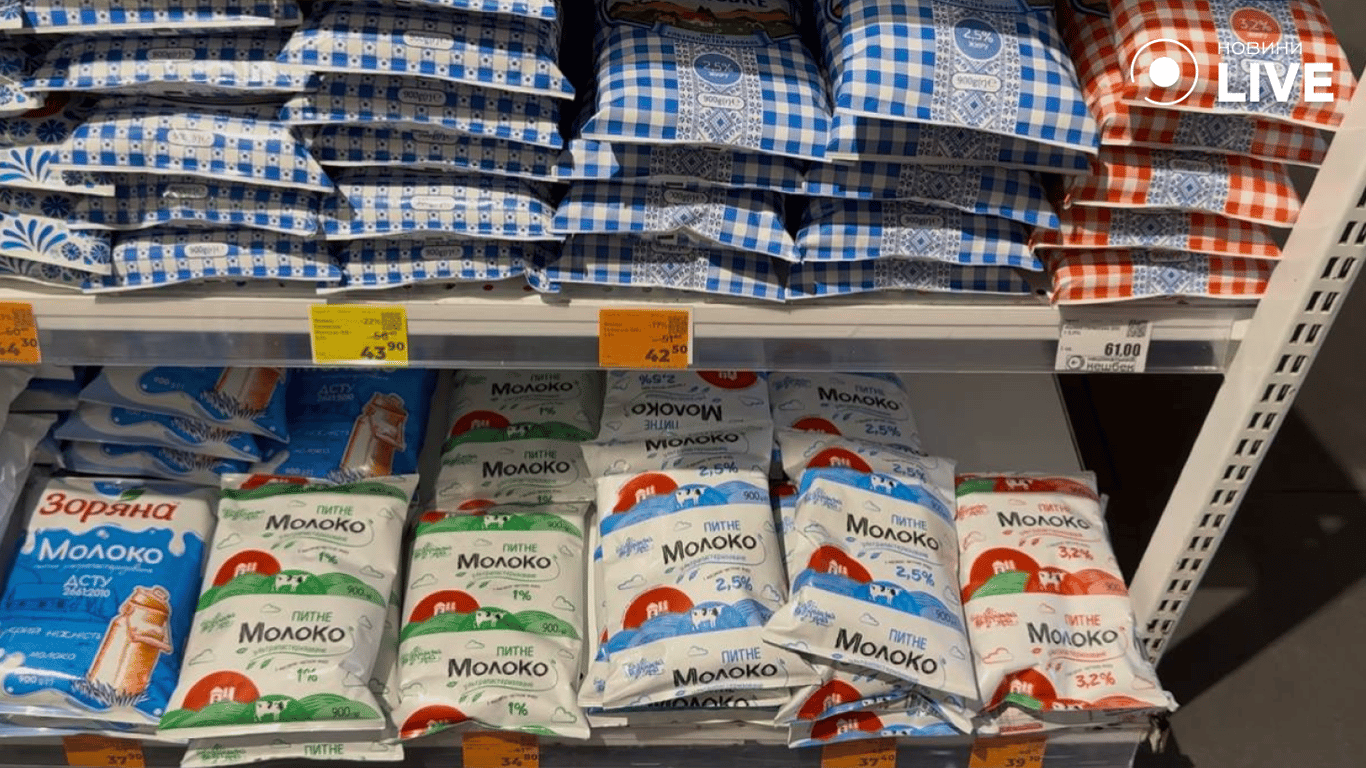Молоко на прилавках супермаркету