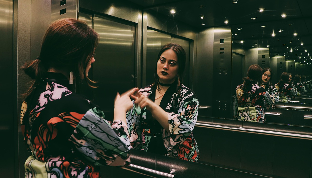 Чому у ліфті вішають дзеркала — факт, про який мало хто знає