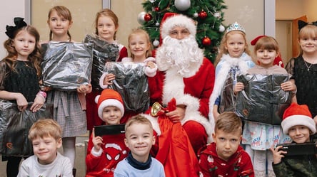 SkySanta відвідав українських дітей-переселенців у Польщі: які подарунки отримала малеча - 285x160