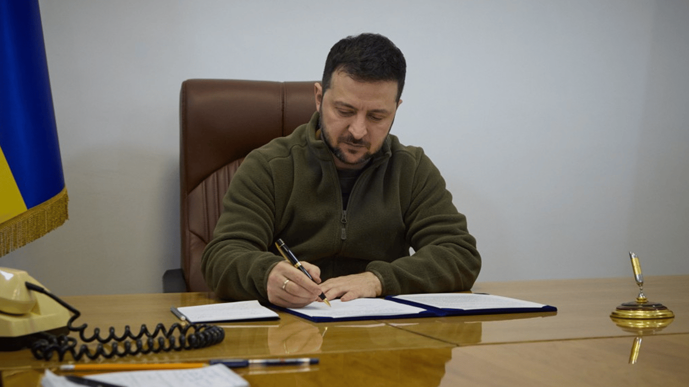 Зеленский одобрил продление военного положения и мобилизации