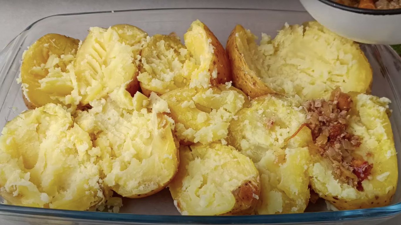 вечеря з простих продуктів, запечена картопля з начинкою