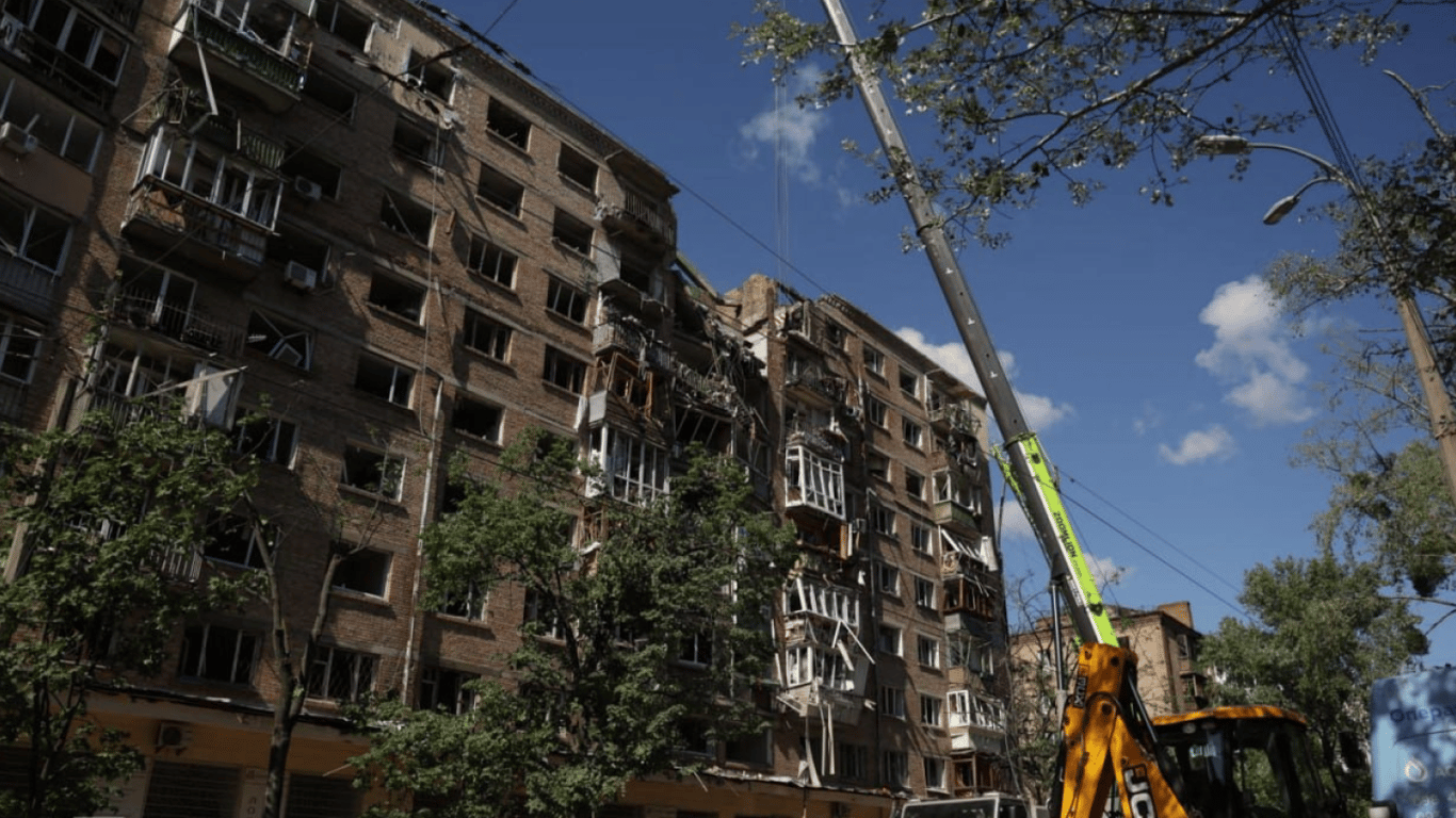 В Киеве мужчина обворовывал поврежденные квартиры после обстрела