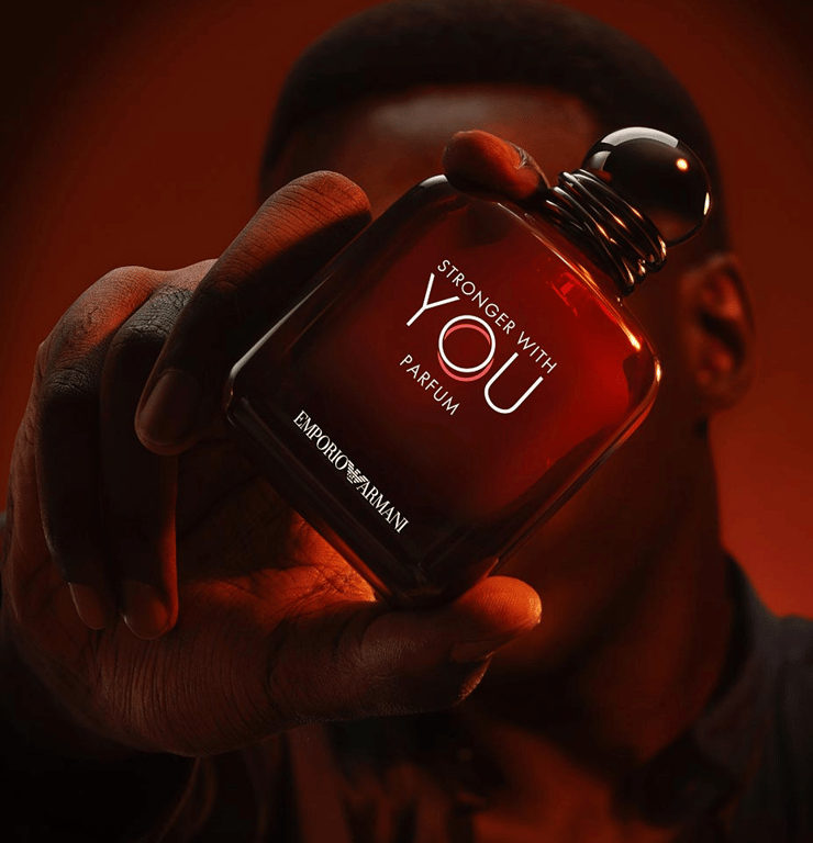 Чоловік тримає в руках флакон Emporio Armani Stronger With You 