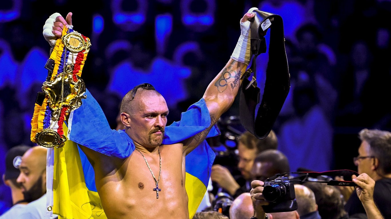 Усик більше не найкращий боксер у світі: українця обійшли два "монстра"