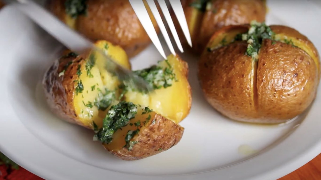 как приготовить картофель в духовке на гарнир.