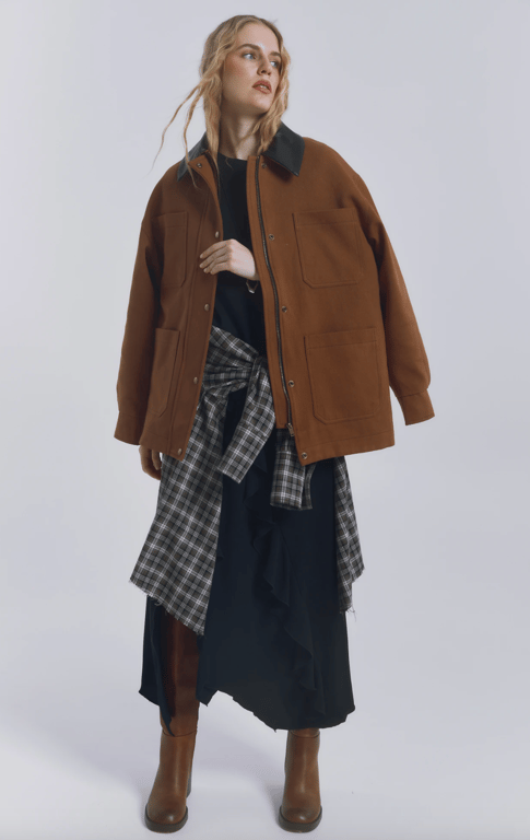 Куртка з гострим комірцем має оригінальний вигляд