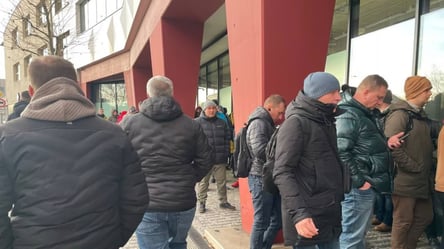 Еврокомиссия отреагировала на остановку оказания консульских услуг мужчинам из Украины за границей - 285x160