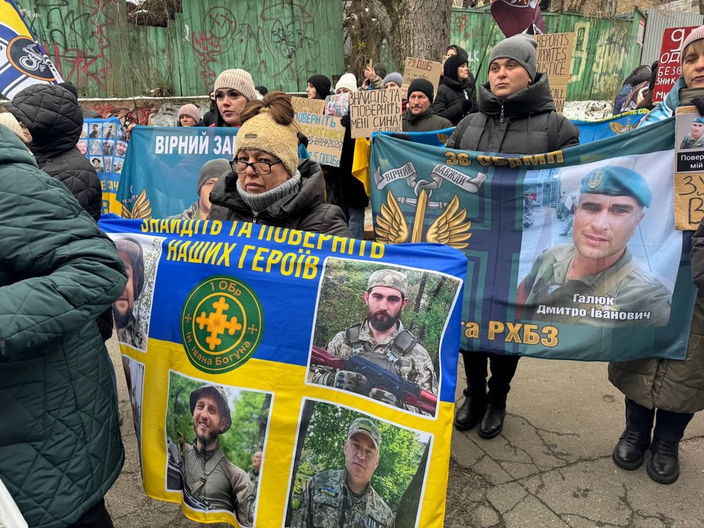 мітинг біля будівлі Червоного Хреста в Києві