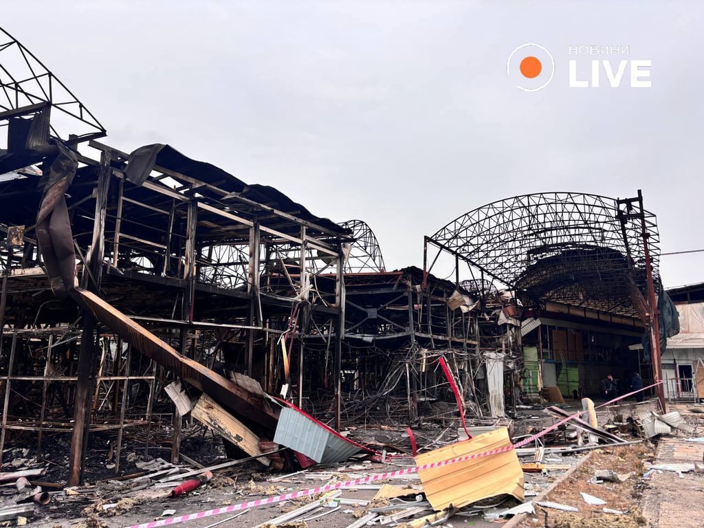 Окупанти РФ обстріляли ринок Барабашово — фото і відео наслідків - фото 1