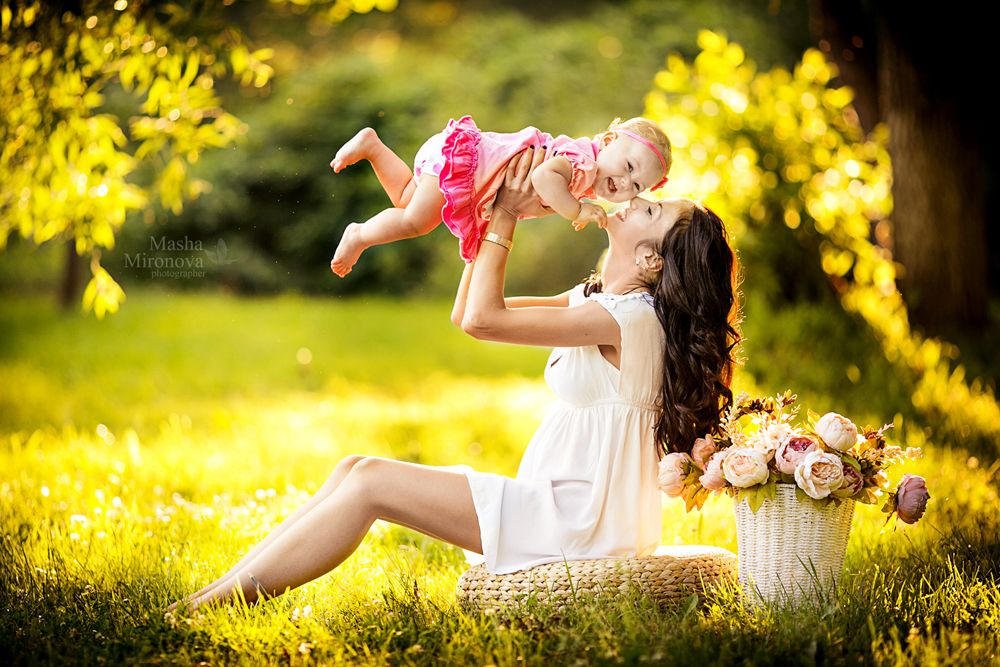 Мама с маленькой дочерью на фотосессии