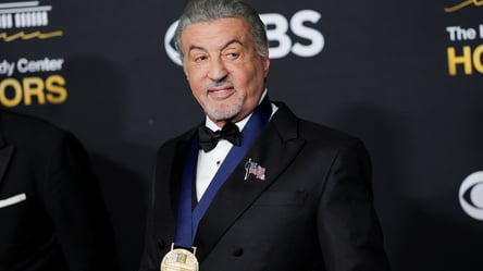 Незвичне поєднання кольорів — чим дивує вітальня Сильвестра Сталлоне (фото) - 285x160