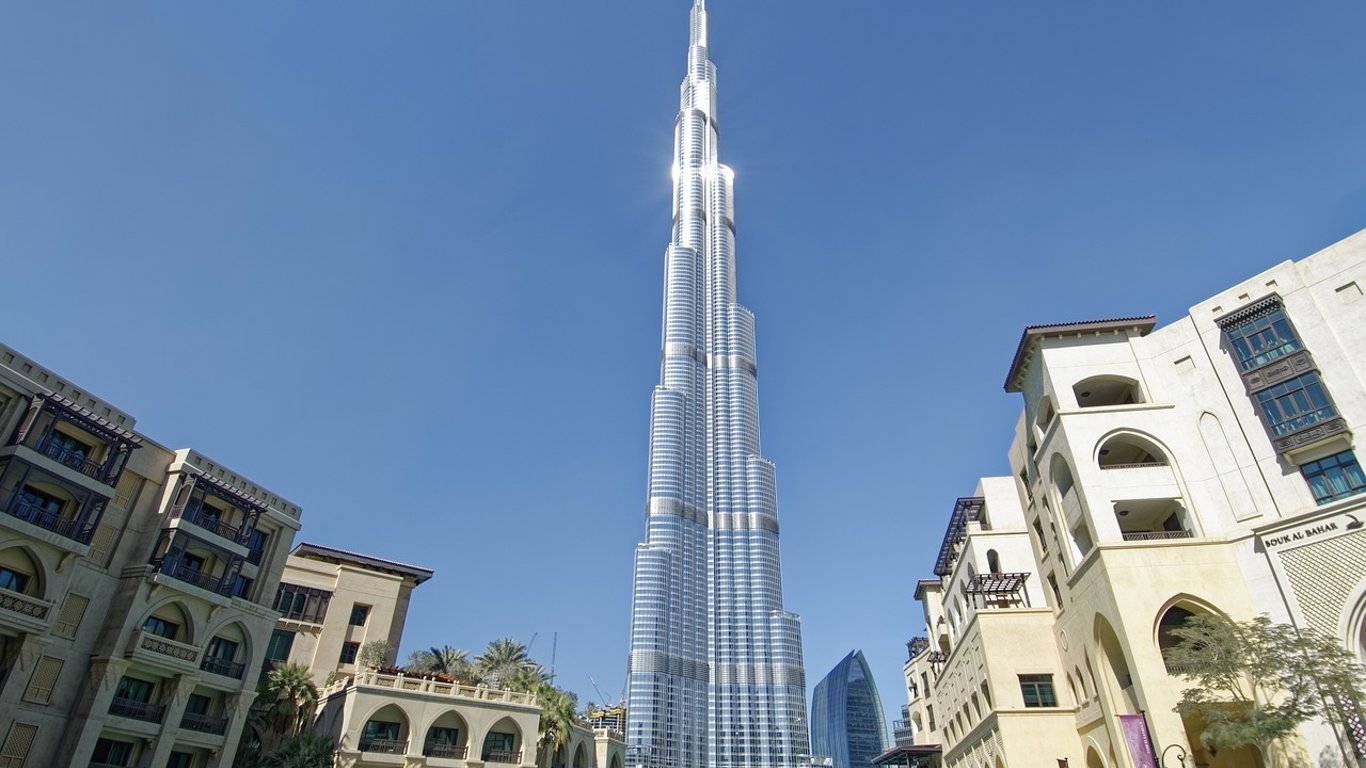 Самое высокое здание в мире Бурдж Халифа подсветили цветом флага РФ