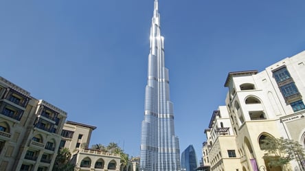 Самое высокое здание в мире Бурдж Халифа подсветили цветом флага РФ - 285x160