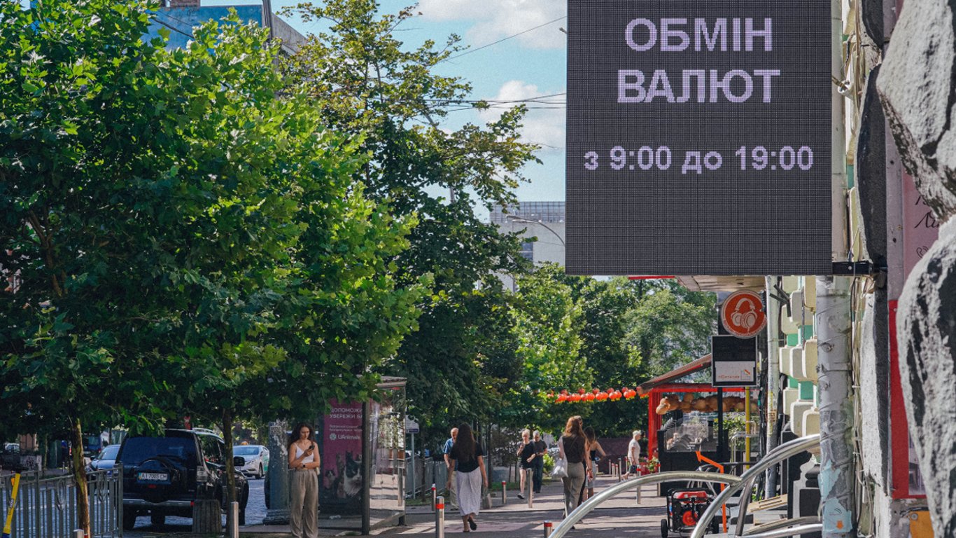 Обмен долларов в Украине: какие купюры не всегда принимают и что делать людям