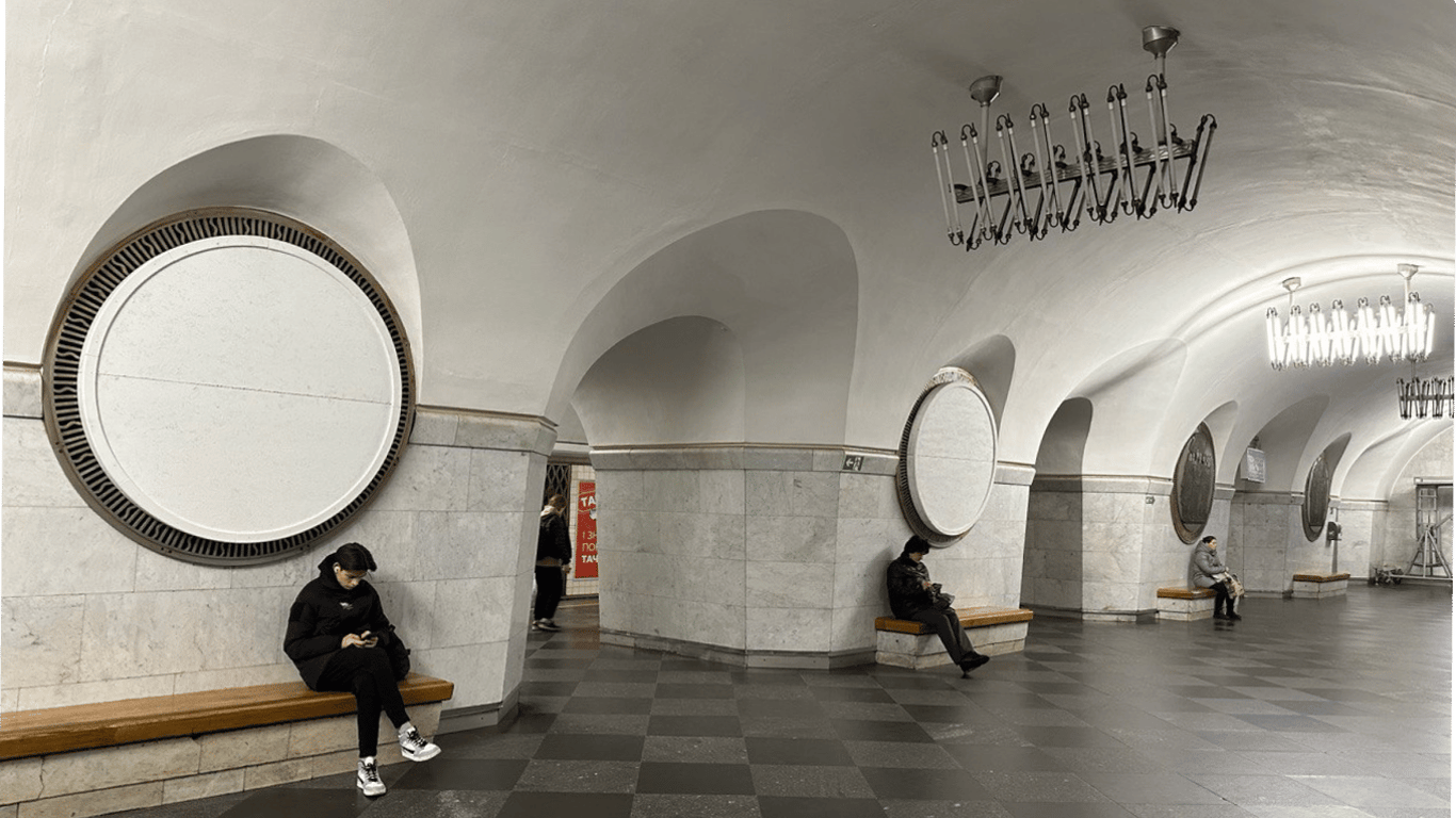 У Києві на метро Вокзальна почали маскувати комуністичну символіку