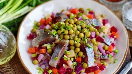 Полезный салат из свеклы, селедки и горошка — без майонеза - 285x160