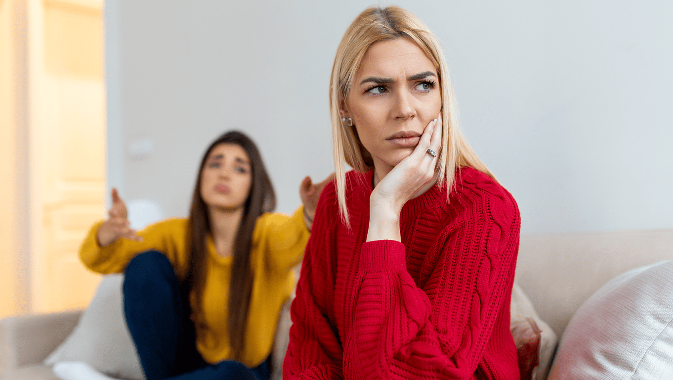 Дві подруги посварились й одна ображена