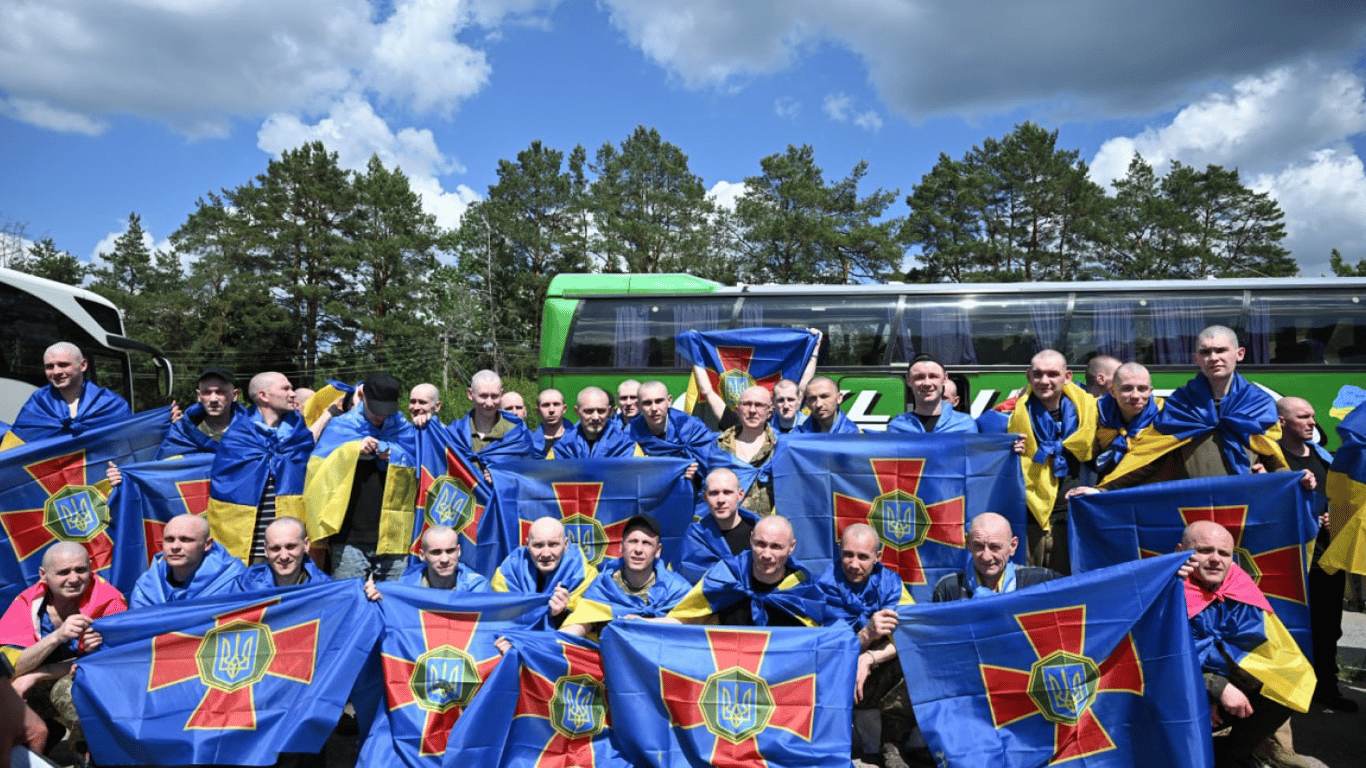 Возвращение украинцев из плена: как встретили освобожденных граждан дома