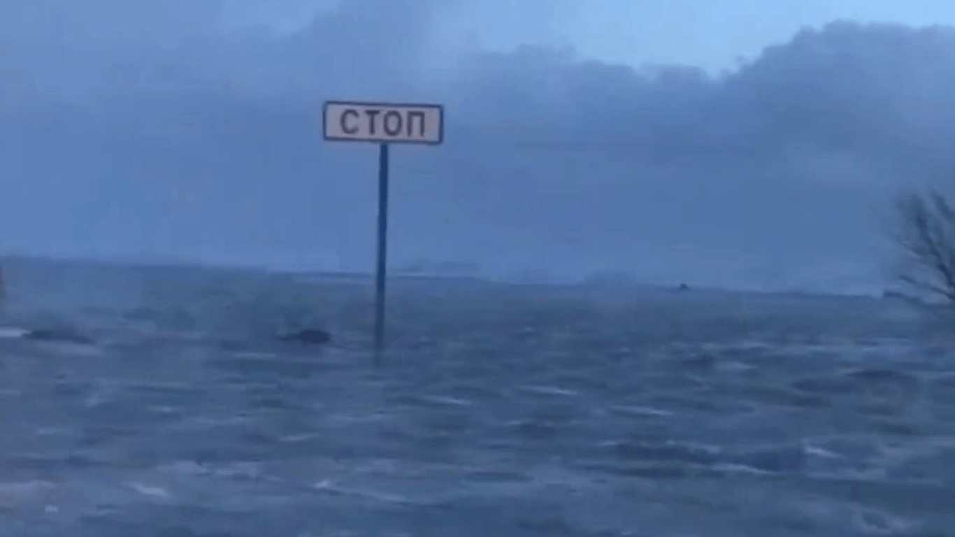 Потоп, ураган і "камни с неба" — нові кадри з Криму, де лютує потужний шторм