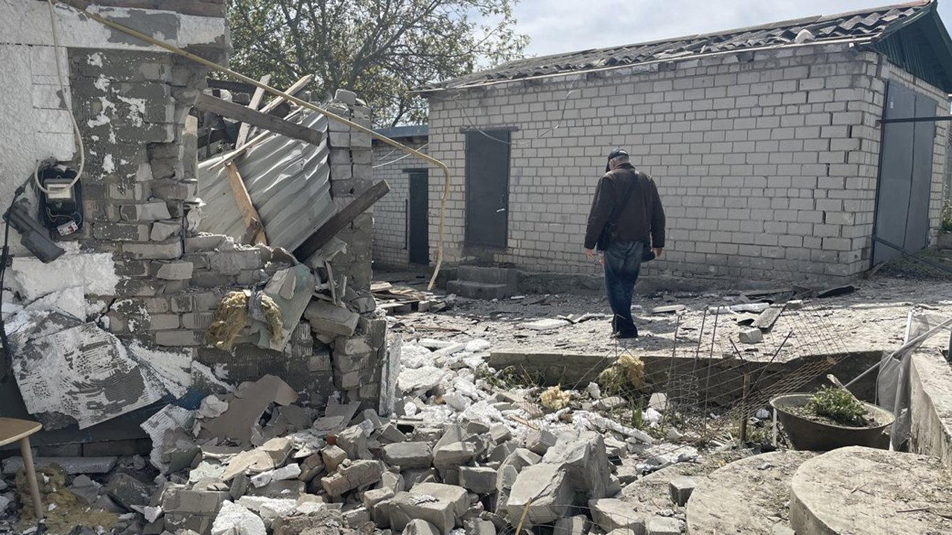 Росіяни обстріляли житловий будинок на Херсонщині: серед поранених — дитина