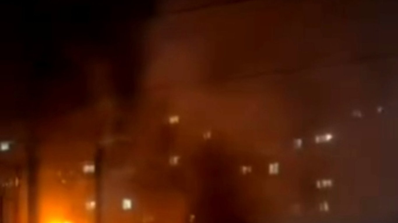 Удар по Київщині — горять багатоповерхівка і підприємство