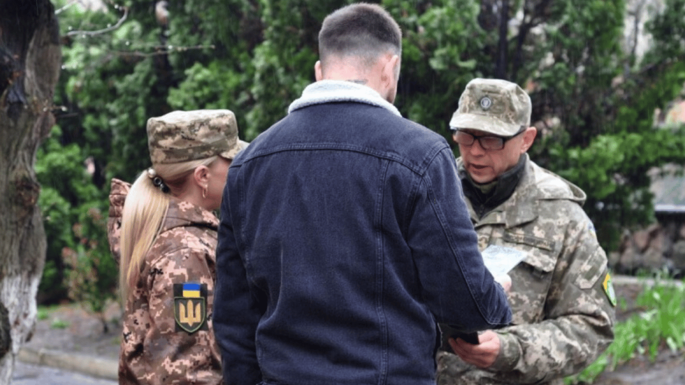 Перевірка документів у чоловіків посеред вулиці — на Львівщині видали новий наказ