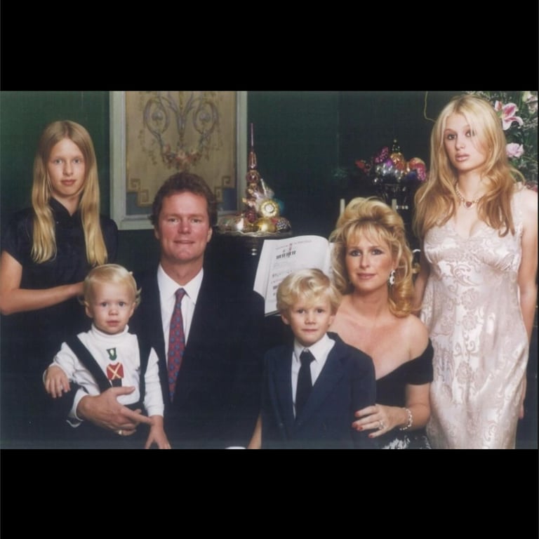 Пэрис Гилтон с семьей в детстве на Рождество.