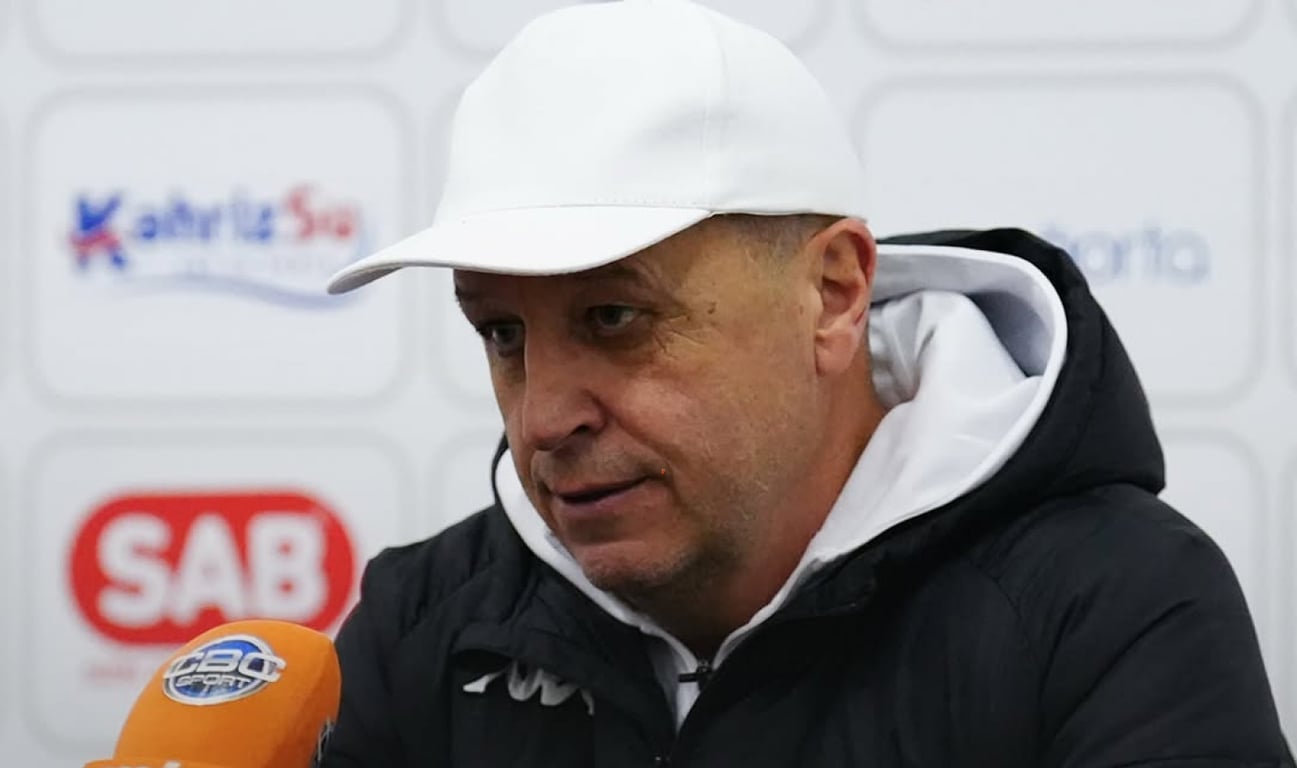 Юрий Вернидуб общается с журналистами на пресс-конференции "Нефтчи"