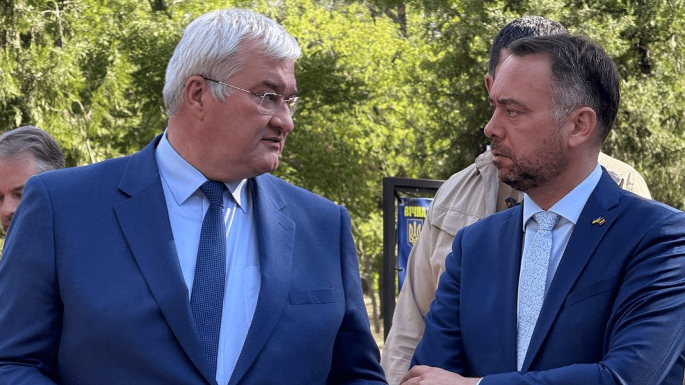 Міністри розмовляють 