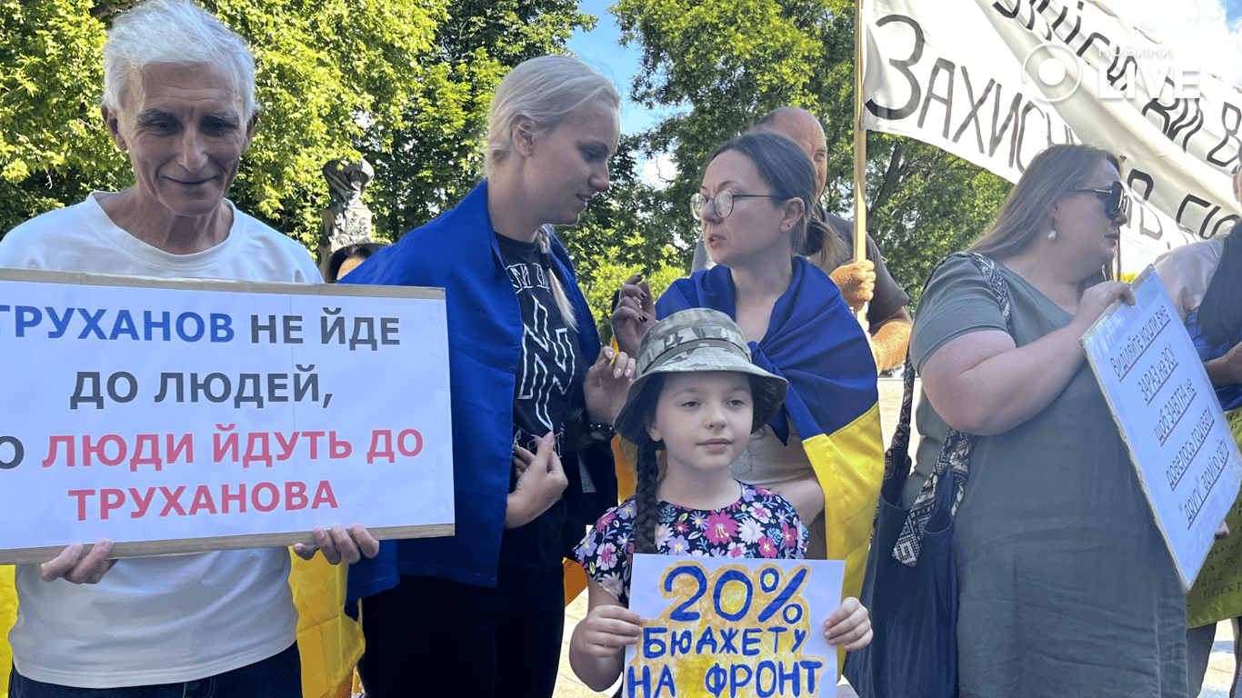 Маленька пікетувальниця біля мерії. Фото: Новини.LIVE