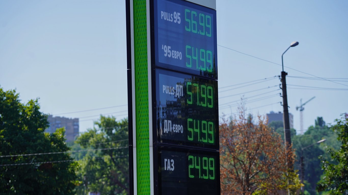 Ціни на пальне 15 листопада — скільки коштують бензин та дизель