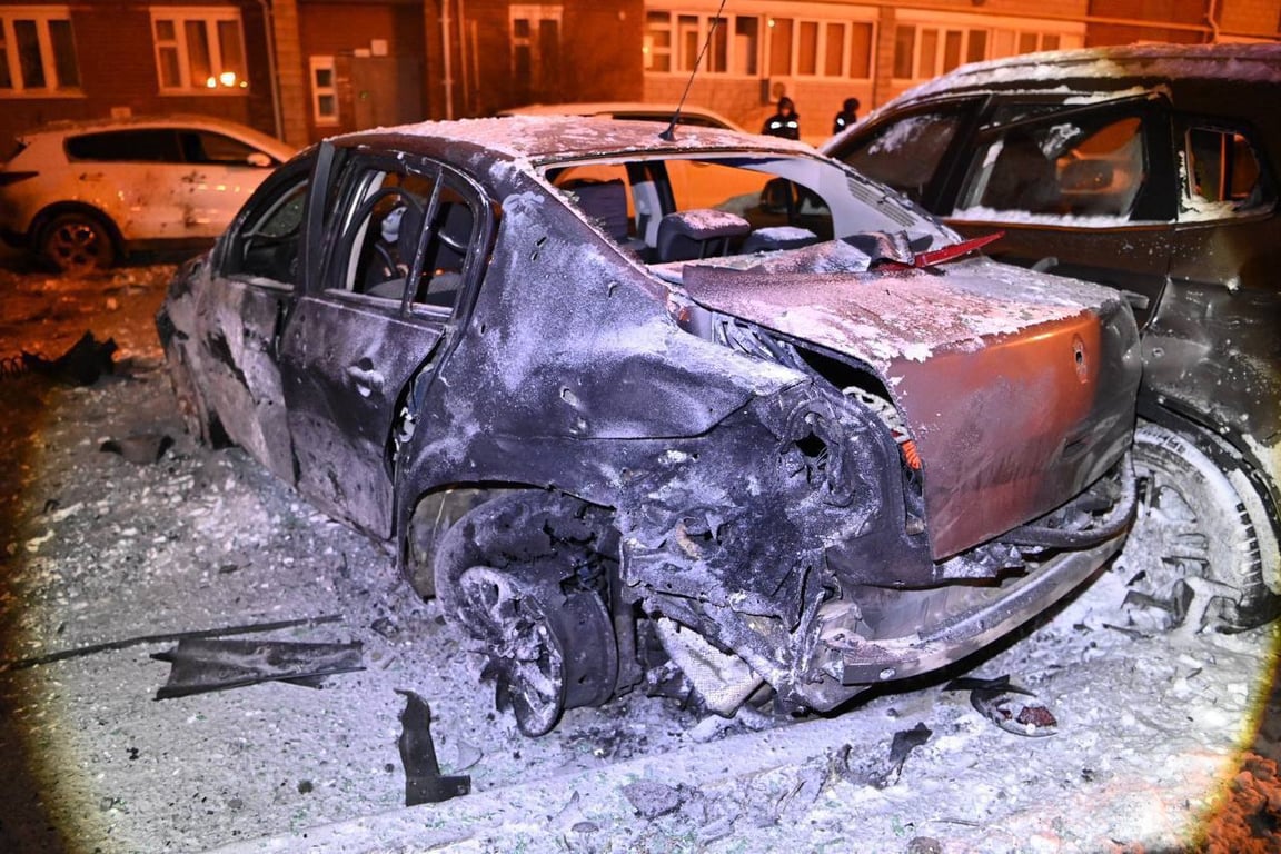 Разбитый автомобиль в результате обстрела. Фото: Валентин Демидов
