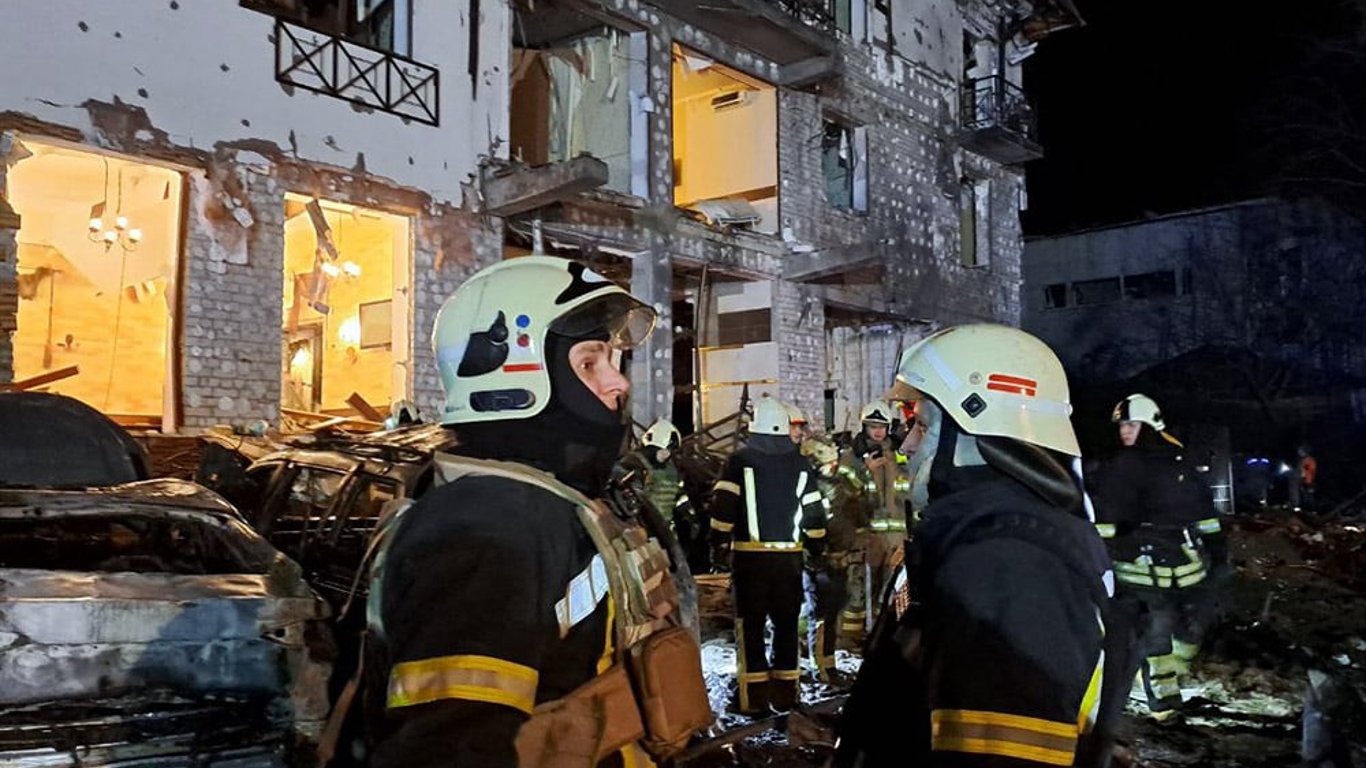 Удар по гостинице в Харькове — спасатели достали из-под завалов двух человек