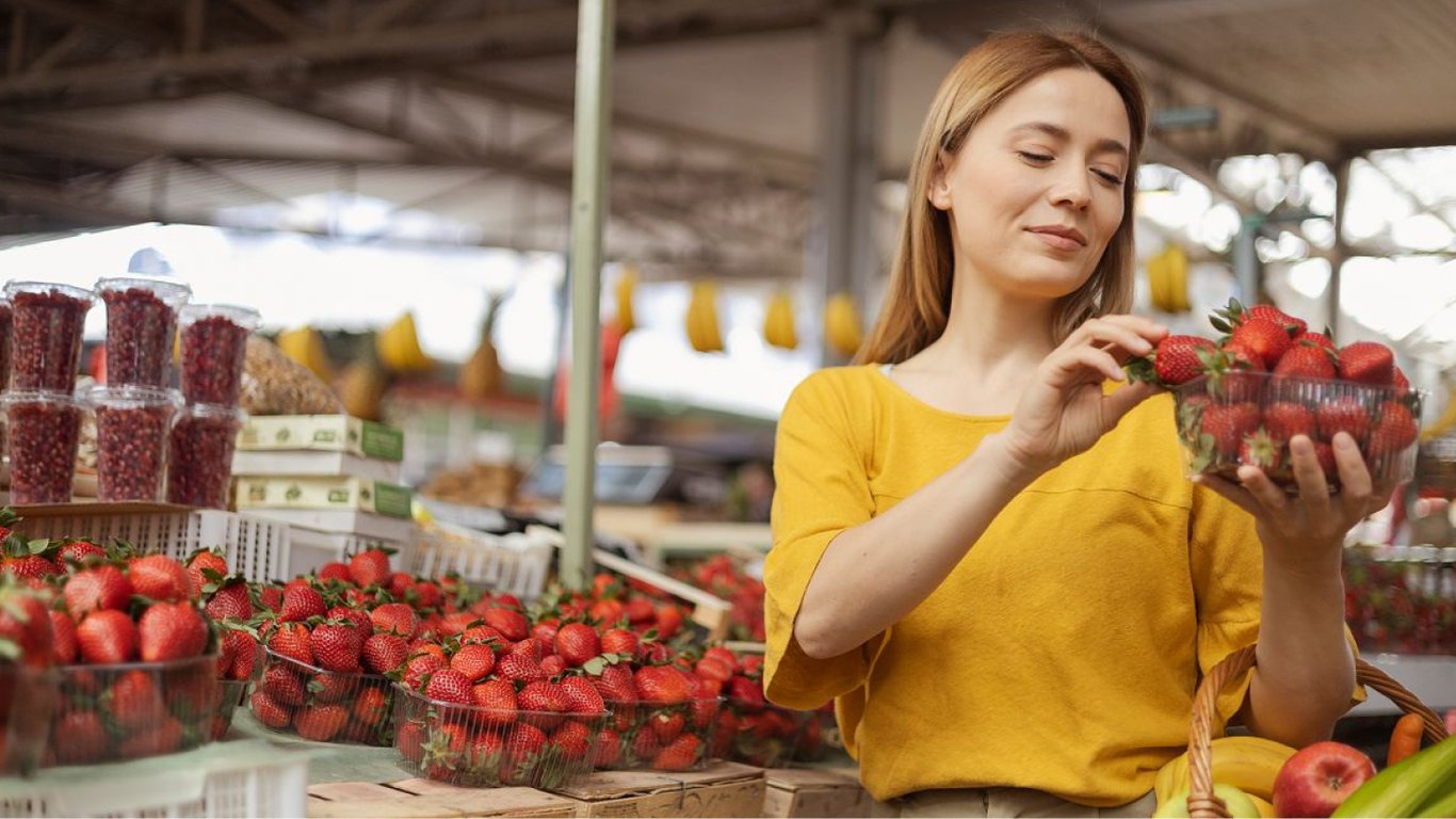 Як вибрати полуницю на ринку, щоб була солодка та без хімії — поради та лайфхаки
