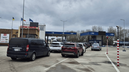 До Молдови краще не їхати: на трасі  Одеса — Рені довгі затори - 290x166