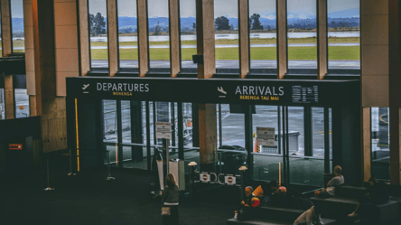 Не пустят на рейс — какую косметику нельзя брать в самолет - 285x160