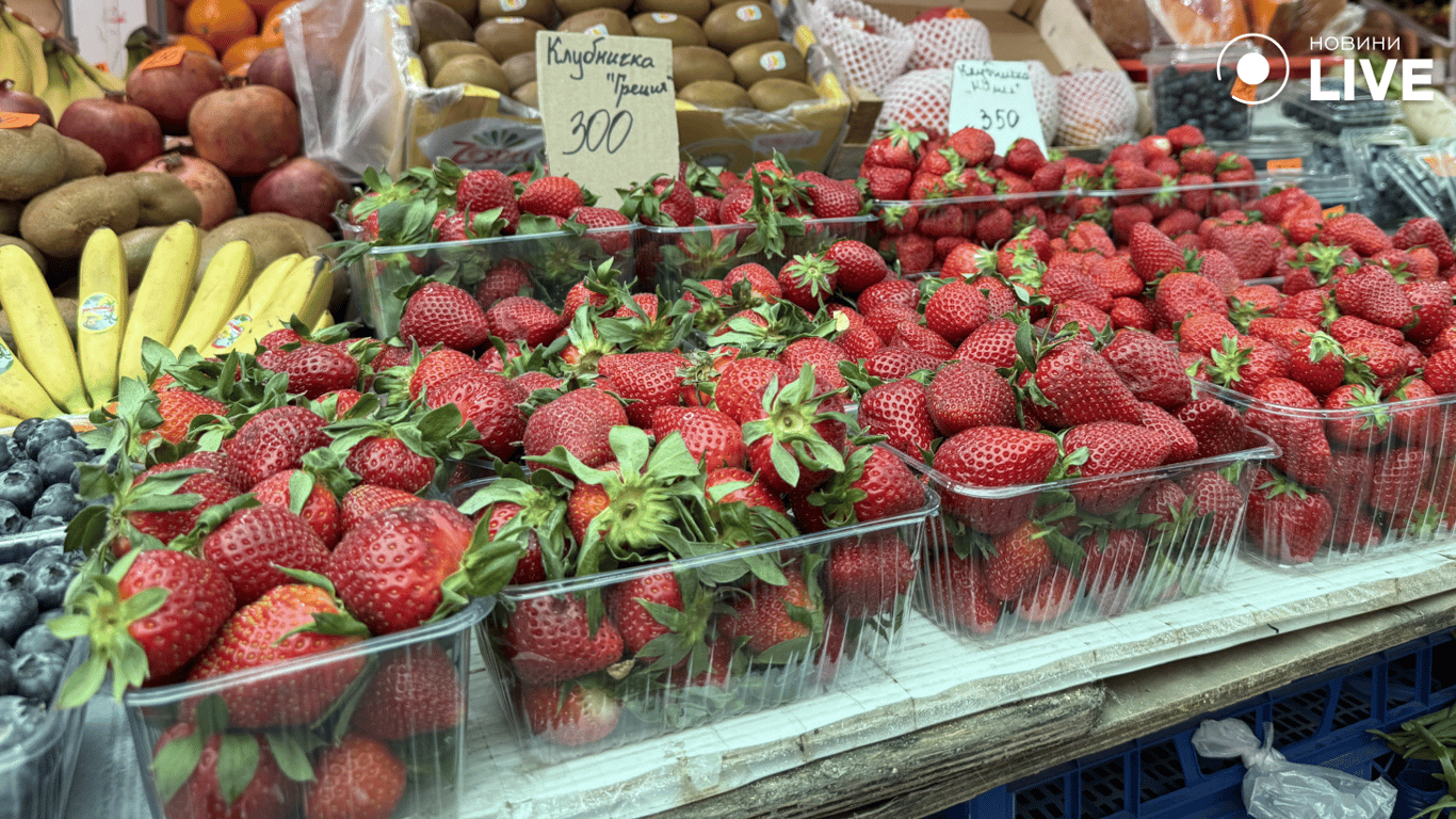 Асортимент фруктів на базарі